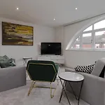 Unique! Stunning 3-Bed Penthouse Flat - 2 Floors - Sleeps 8 - Free Parking
